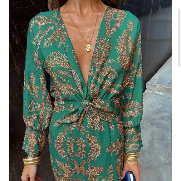 Dresses & Skirts - New without tags- deep v plunge long sleeve midi dress